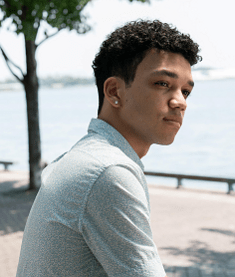 letztendlich-sind-wir-dem-universum-egal-mit-justice-smith